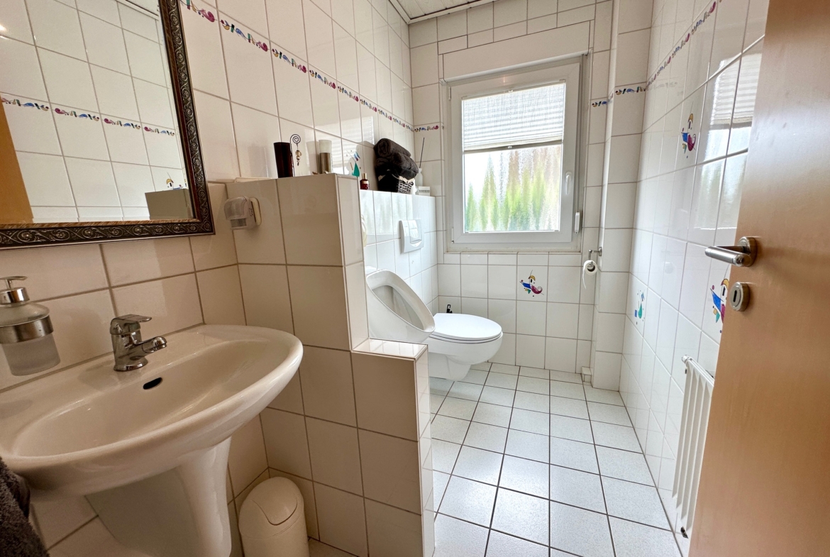 EFH83825 - EFH83825_GaesteWC