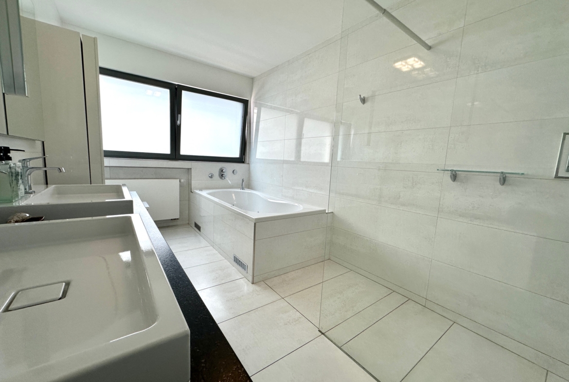 EFH84825 - EFH84825_Bad_OG