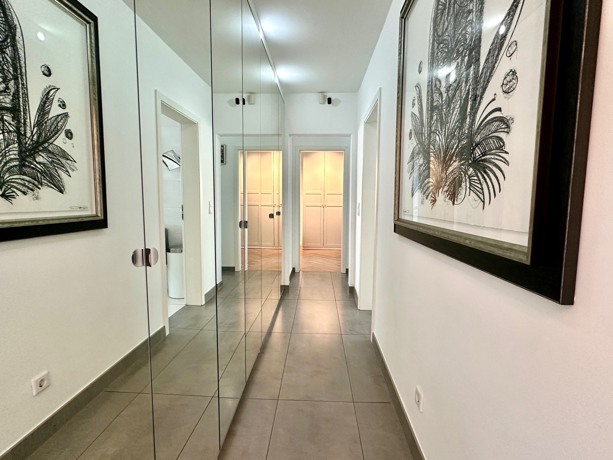 EFH84825 - EFH84825_Diele_OG