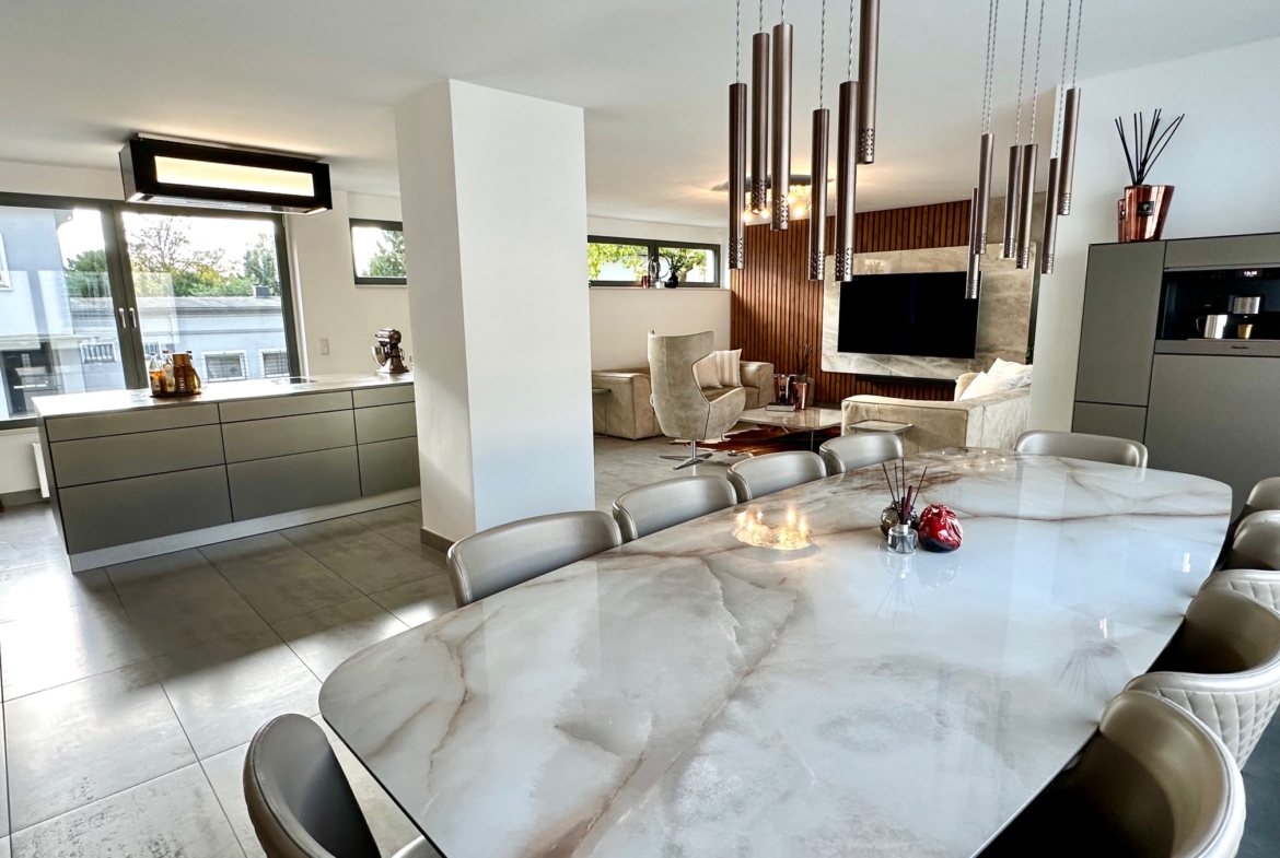 EFH84825 - EFH84825_Essplatz01