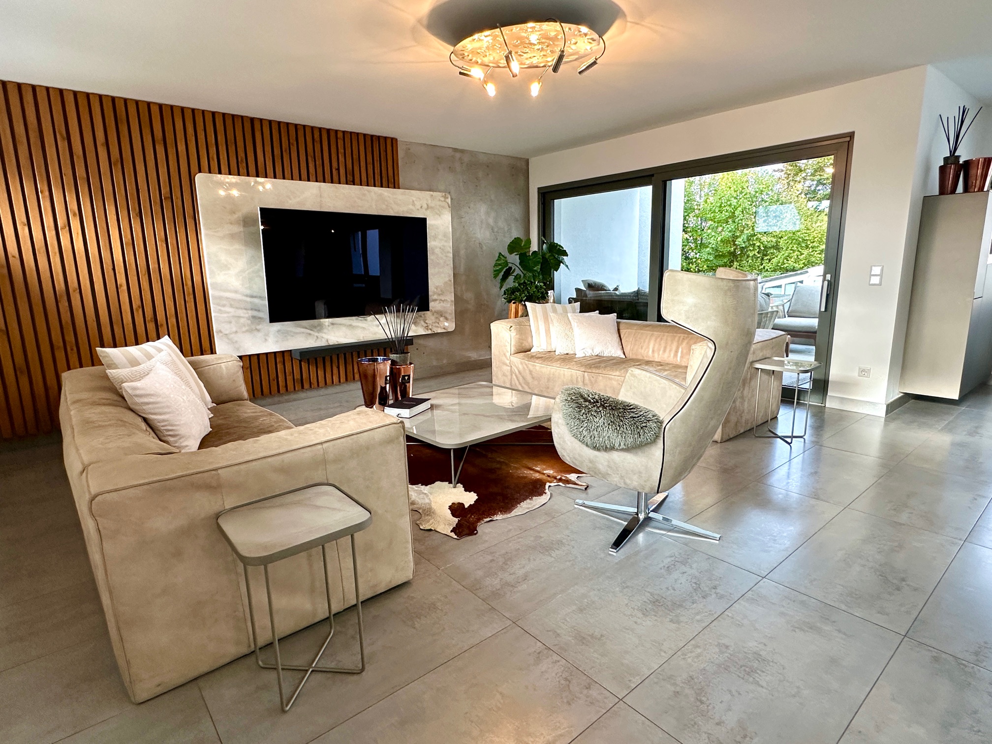 EFH84825 - EFH84825_TVLounge